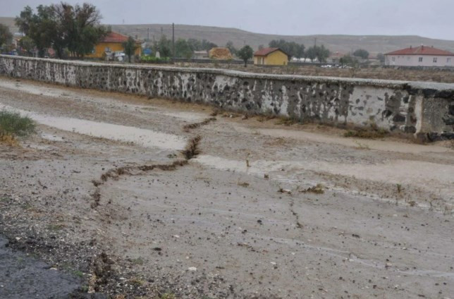 Konya'da yağmur sonrası dev yarıklar oluştu