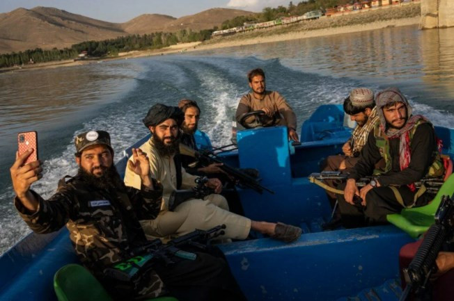 Taliban askerlerine selfie uyarısı! 