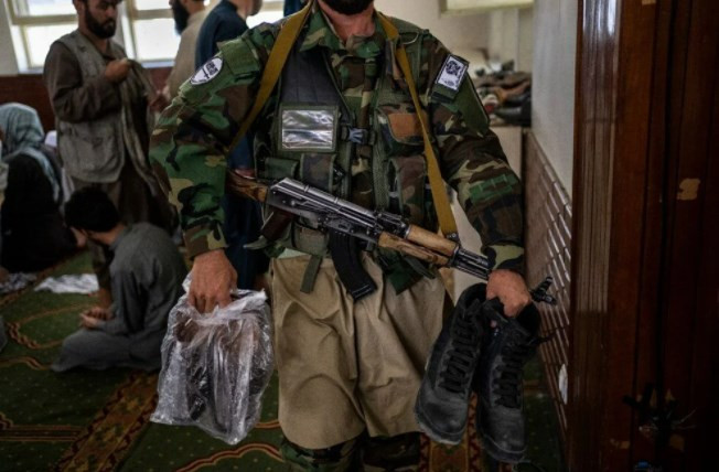 Taliban askerlerine selfie uyarısı! 