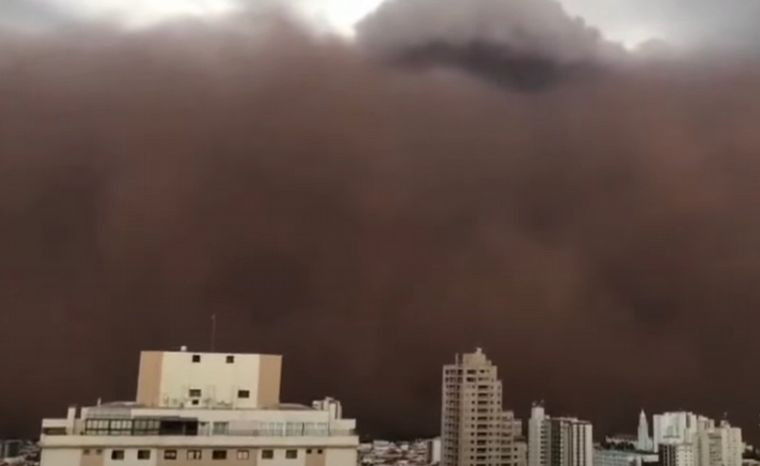 Brezilya'da kum fırtınası: Binalar ortadan kayboldu!