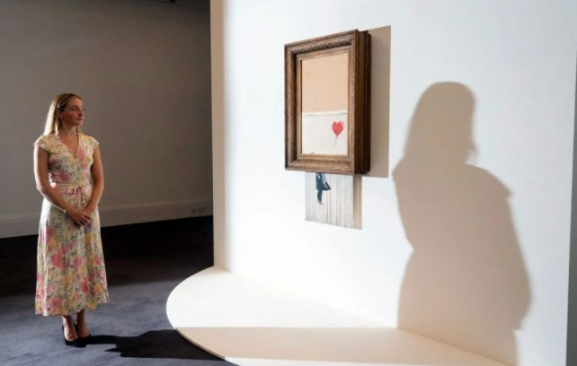 Banksy'nin kendini doğrayan Balonlu Kız eseri açık artırmaya çıkıyor