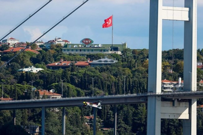 Dünya rekorunu İstanbul Boğazı'nda kutladı