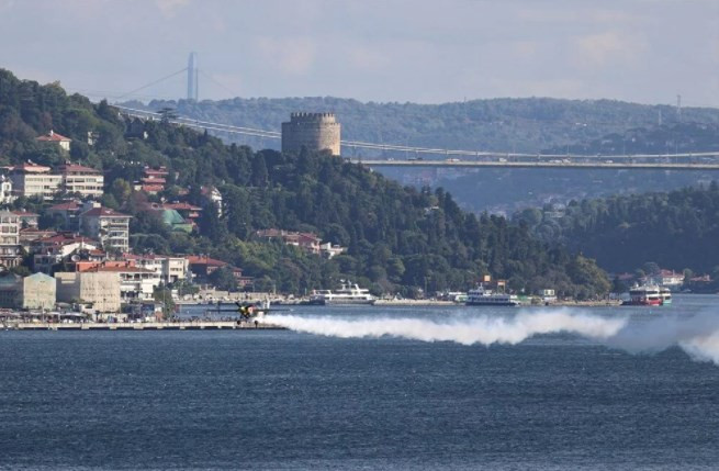 Dünya rekorunu İstanbul Boğazı'nda kutladı
