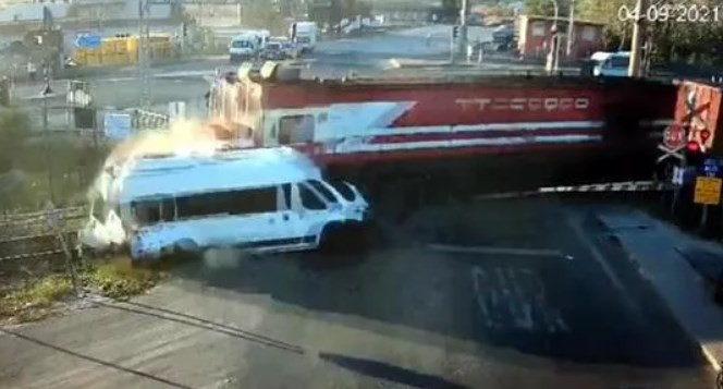 Trenin çarpmasıyla 7 kişinin öldüğü minibüsün şoförü: Bariyerlere çarpmamak için geçtim