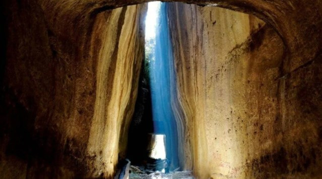 Bin esire yaptırılan 'Titus Tüneli'ne turist akını