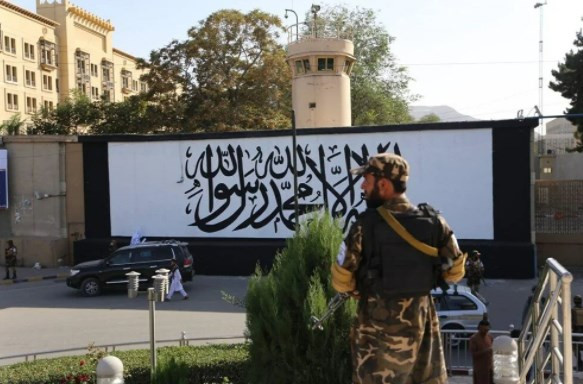 Kabil’de ABD büyükelçiliğinin duvarına Taliban bayrağı çizildi