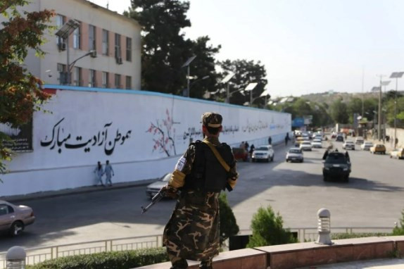 Kabil’de ABD büyükelçiliğinin duvarına Taliban bayrağı çizildi