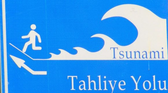 İstanbul'da 'tsunamiden kaçış' tabelaları