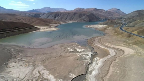 Van'da kuraklık nedeniyle Zernek Baraj Gölü taban seviyeye indi