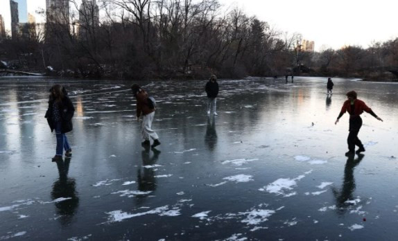 New York'ta aşırı soğuk nedeniyle Central Park'taki göl dondu