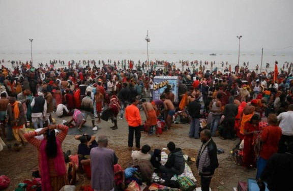 Binlerce Hindu Kovid-19'a rağmen Ganj Nehri'ne girdi