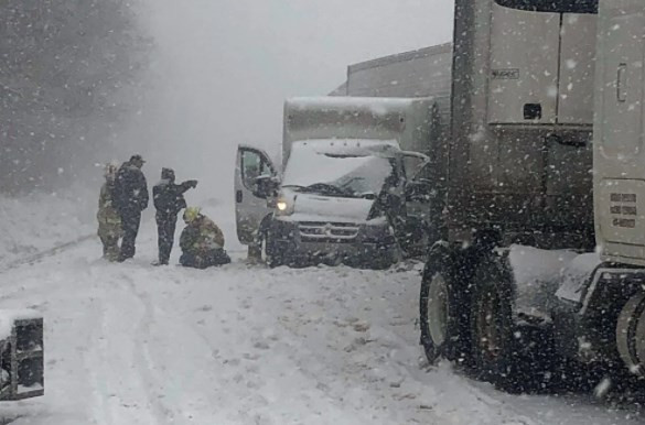 ABD'de sert kış: Araçlar yoldan çıktı, yüz binlerce kişi elektriksiz kaldı