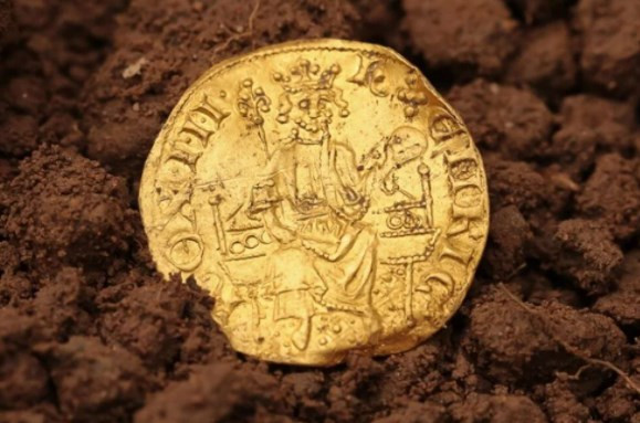 Defineci, İngiltere'de basılan ilk altın paralardan birini buldu