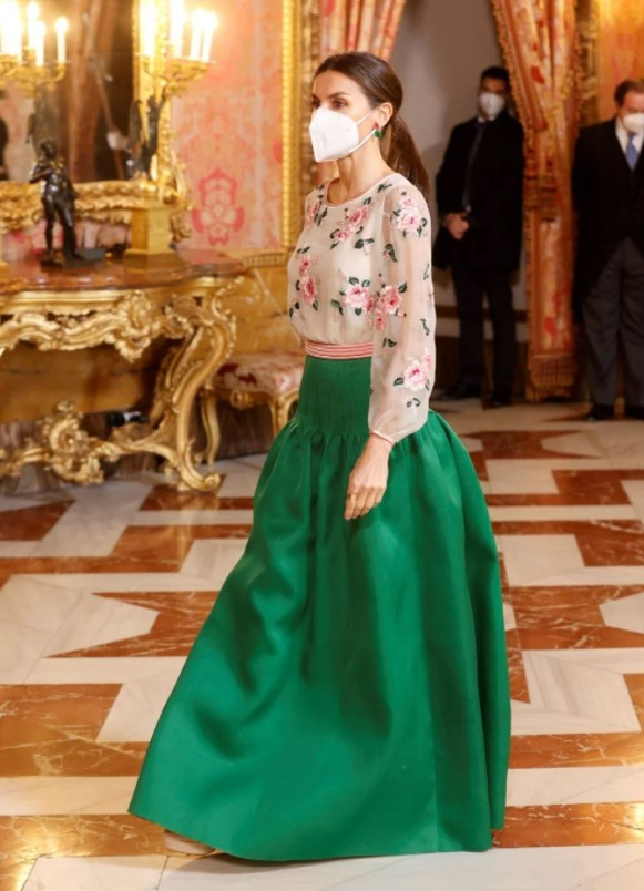 İspanya Kraliçesi Letizia Ortiz kayınvalidesinin 45 yıl önceki kıyafetini giydi