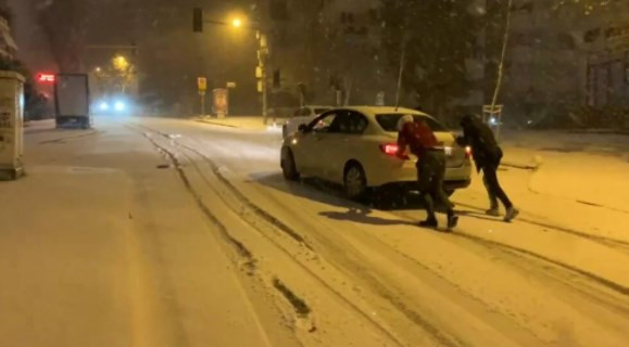 İstanbul'da İzlanda kışı: Kar yağışı etkili oluyor