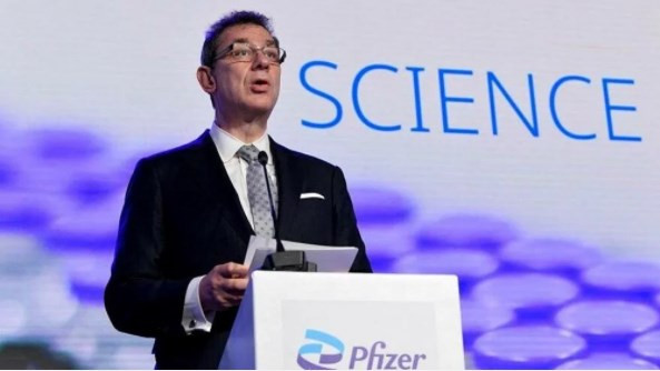 Pfizer CEO'sundan Omikron aşısı açıklaması: Birkaç ay içinde normale döneceğiz