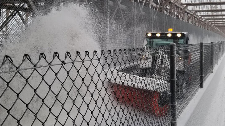 New York’ta şiddetli kar yağışı için çözüm: Kar küreme işçileri