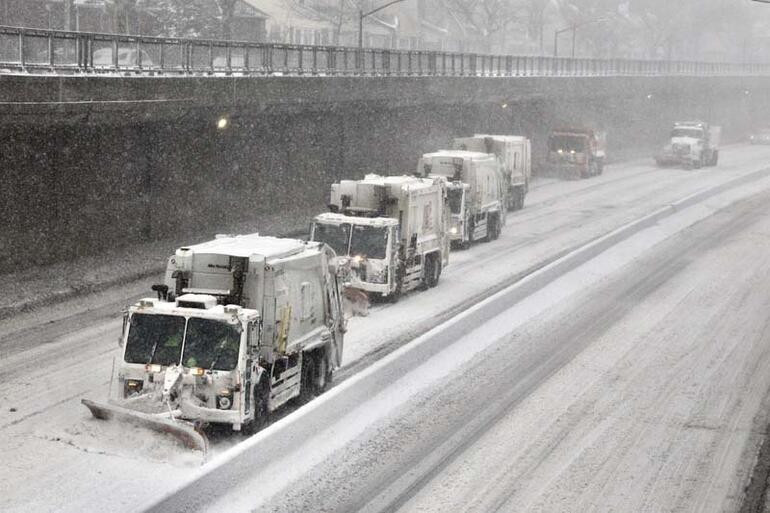 New York’ta şiddetli kar yağışı için çözüm: Kar küreme işçileri