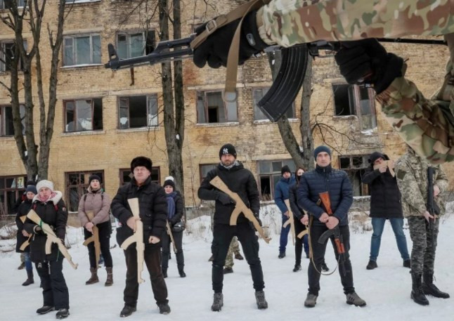 Ukrayna'da savaş hazırlığı: ABD'liler askerleri, askerler sivilleri eğitti