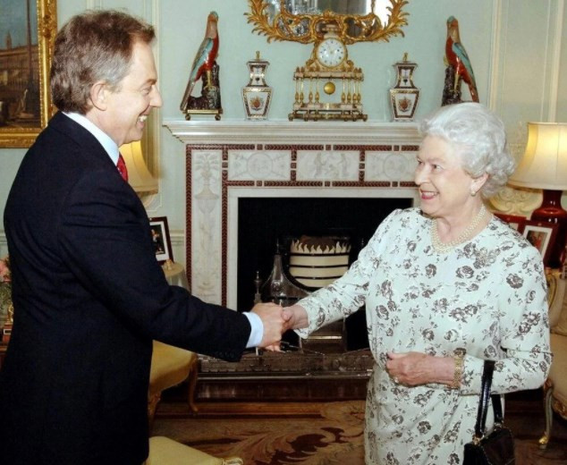 Tony Blair'ın şövalyelik unvanının iptali için yarım milyon imza toplandı