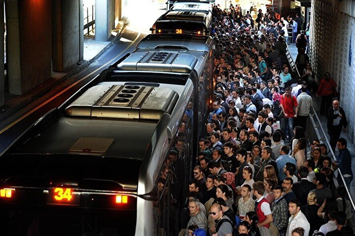 Toplu taşımada yolculuk yaparken en çok ne ile meşgul olunuyor?