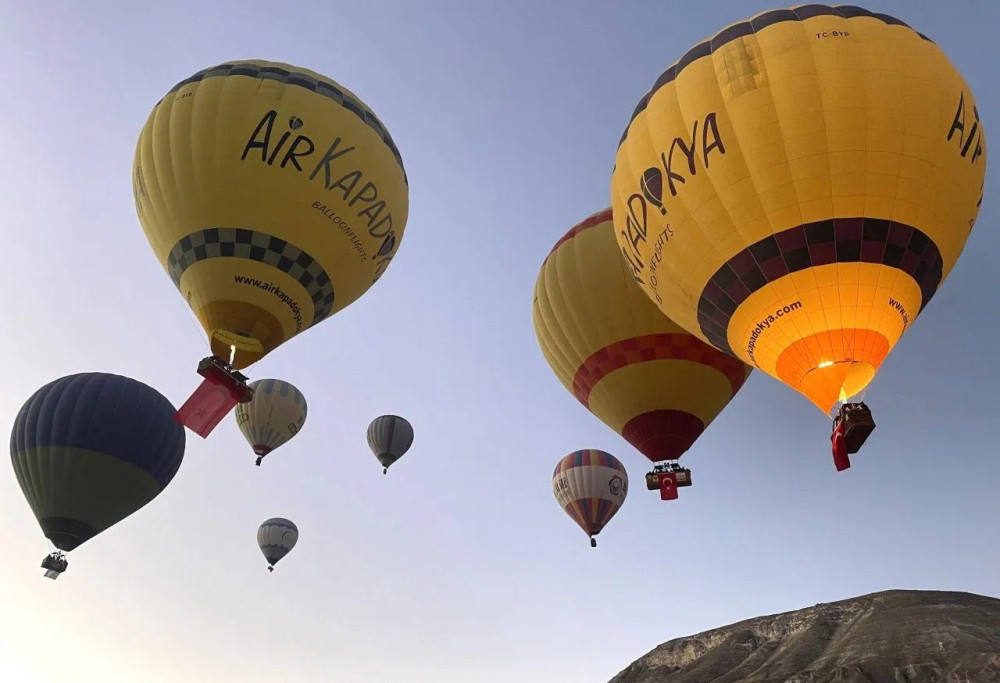  Balonlar Türk bayrakları ve Atatürk posterleriyle uçtu