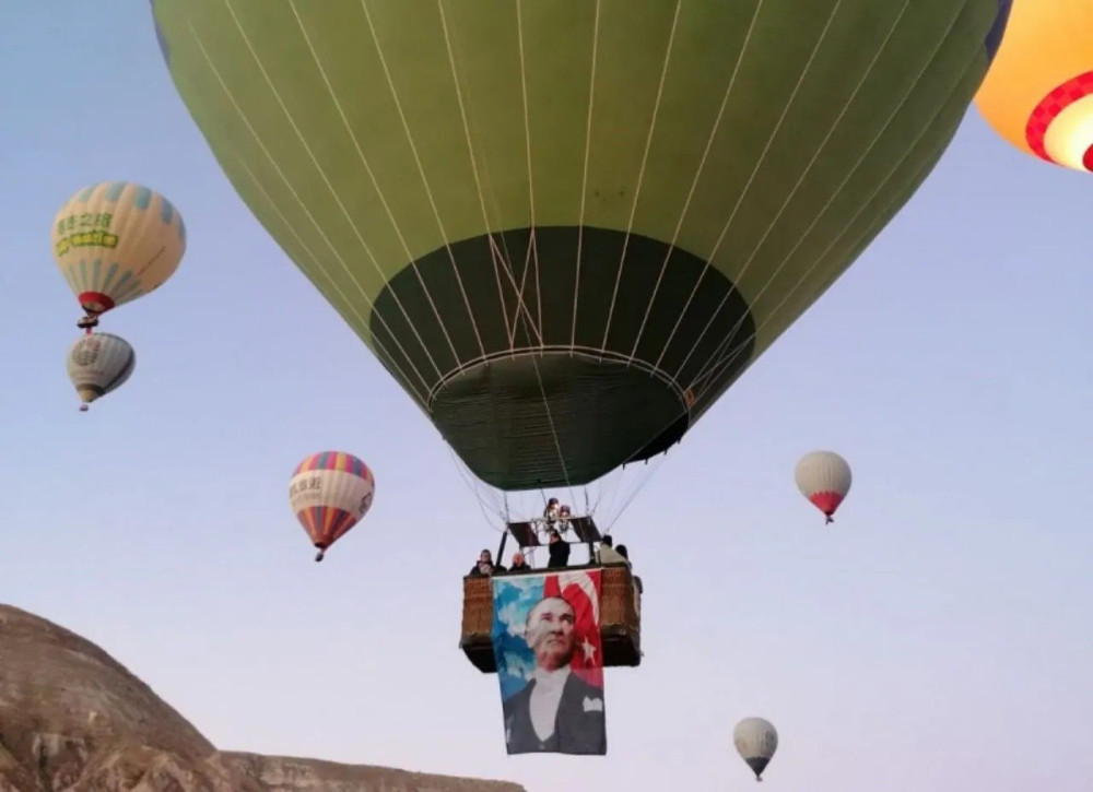  Balonlar Türk bayrakları ve Atatürk posterleriyle uçtu