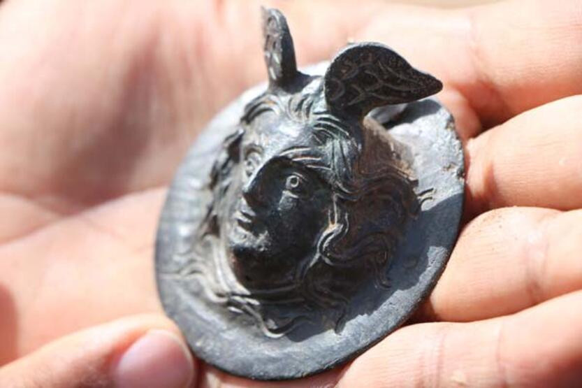 Perre Antik Kenti'nde 1800 yıllık askeri madalya bulundu!