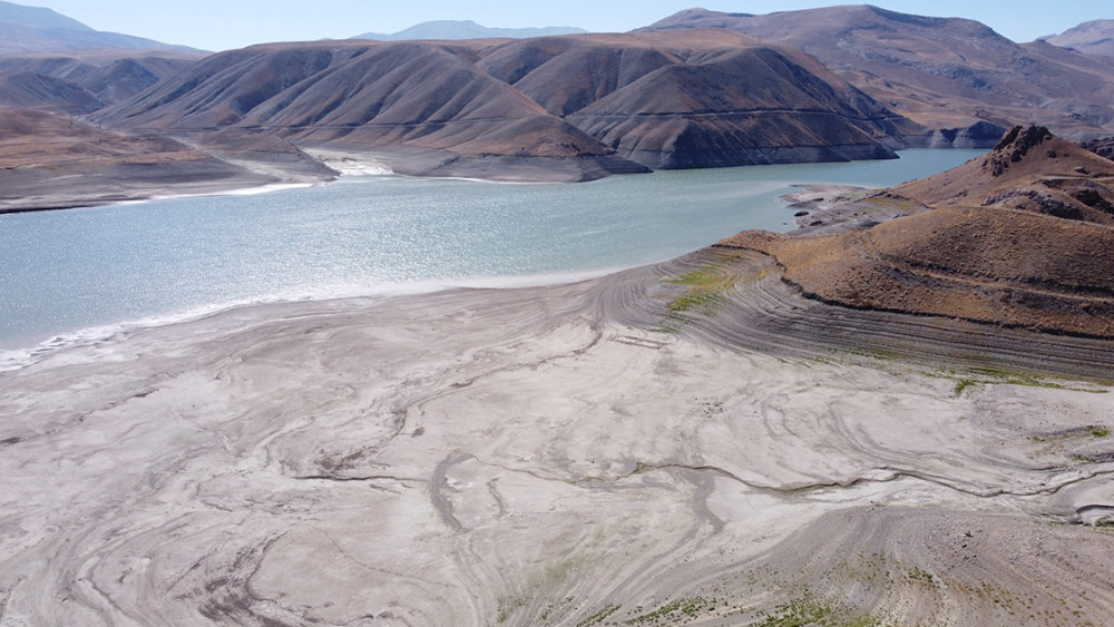 Güneydoğu'da kuraklık: O barajda su seviyesi dibi gördü!