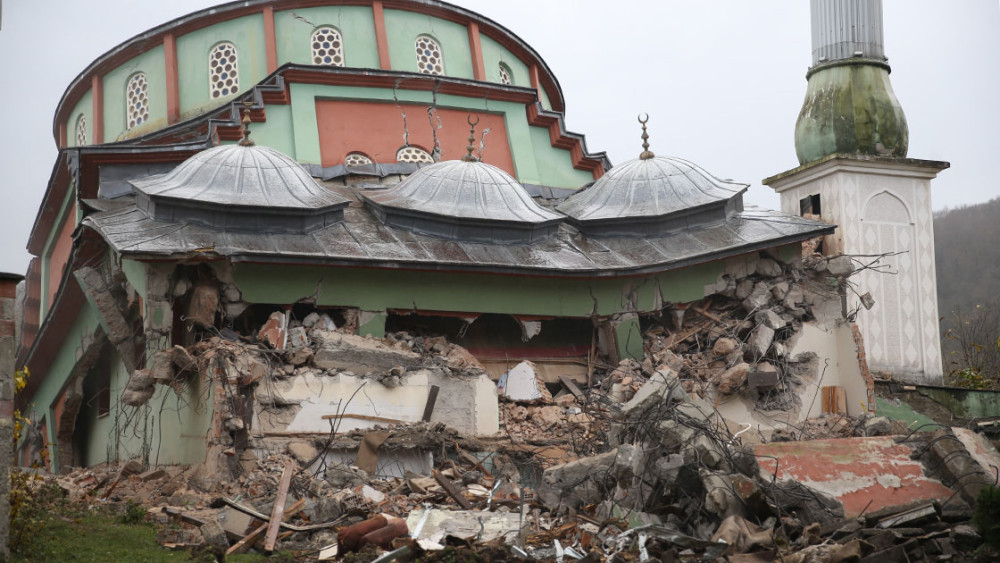 Depremde hasar gören camiyi böyle yıktılar!