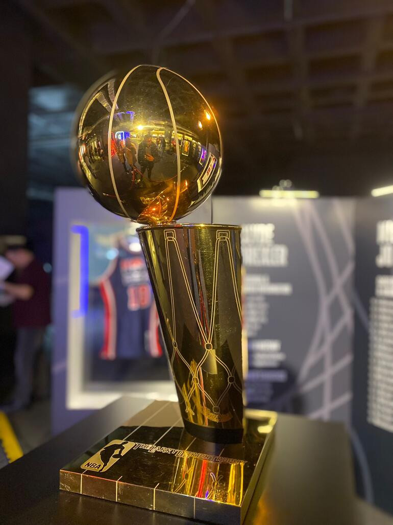 Türkiye'de bir ilk: NBA Şampiyonluk Kupası görücüye çıktı