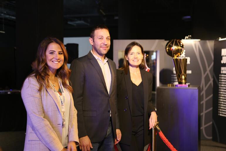 Türkiye'de bir ilk: NBA Şampiyonluk Kupası görücüye çıktı