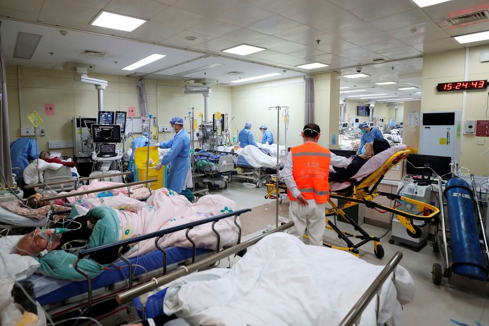 Çin'de sağlık sistemi çöktü: Hastalar koridorda, doktorlar raporlu!