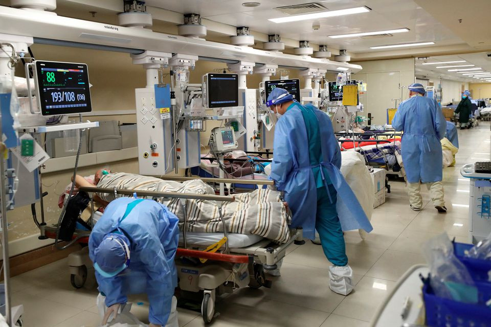 Çin'de sağlık sistemi çöktü: Hastalar koridorda, doktorlar raporlu!