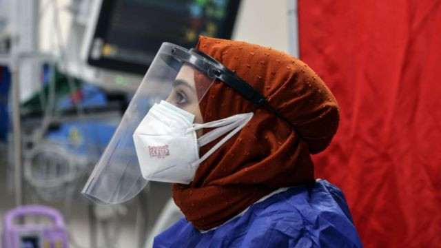 Hastanelerde yoğunluk artıyor! Maske geri mi dönüyor?