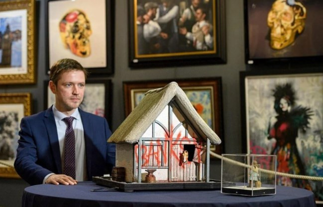 Banksy'nin minyatür ahırı 18 milyon liraya satıldı