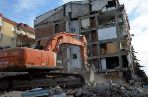 Avcılar'da yıkılan binanın bitişiğindeki bina duvarsız kaldı: 40 yıl ortak duvar kullanmışlar