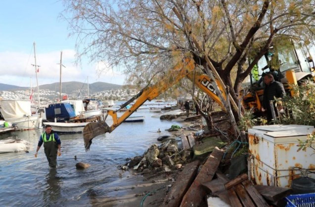 Bodrum'da 46 kaçak iskele yıkılıyor