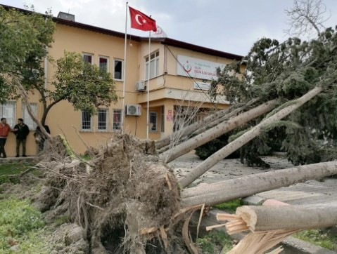 Hatay'da kuvvetli fırtına: Dörtyol'da okullar tatil