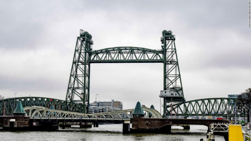Bezos'un yatı için Hollanda köprüsünü sökme planı öfkeye neden oldu!