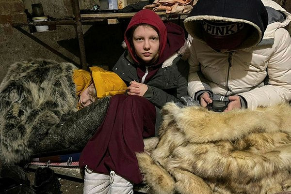 İnsanlık yerin altında: Kiev'in metrolarından görüntüler...