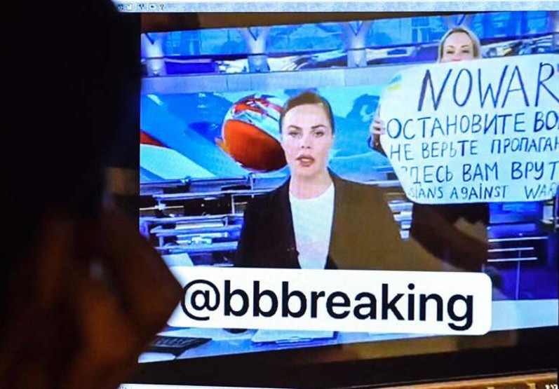 Açtığı pankartla gündeme oturan Rus gazetecinin yeni işi!