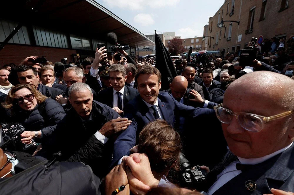 Yumurtadan sonra domates: Macron yine saldırıya uğradı!