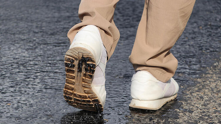 Sıcak hava asfalt eritti: Ayakkabılar yola yapıştı!