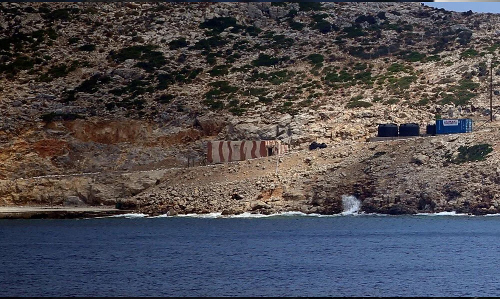 Türkiye'ye 8 km mesafede: Ege adasındaki silahlar görüntülendi!