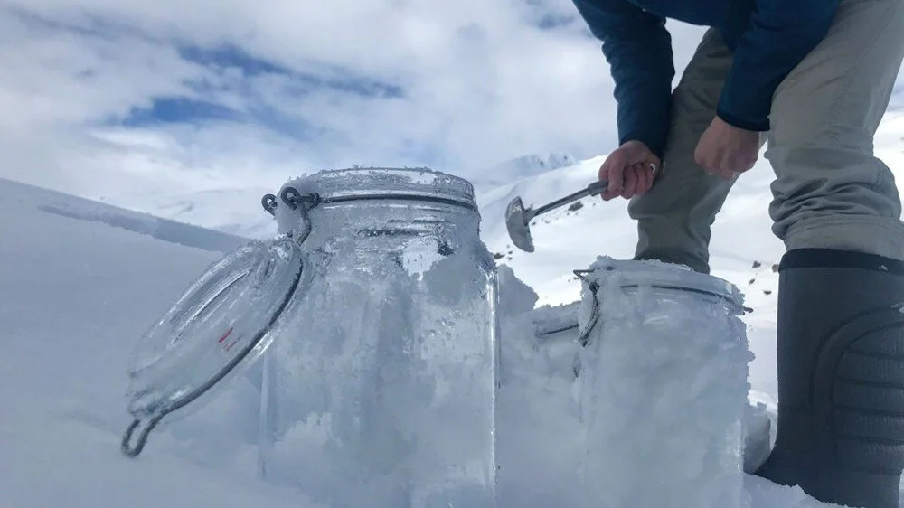 Dünya alarmda: Karla karışık mikroplastik yağdı!