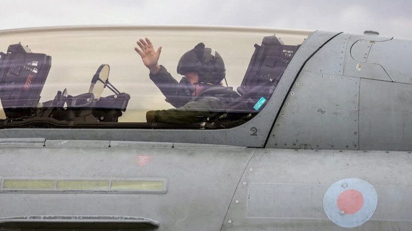 Sosyal medya bunu konuşuyor: Johnson savaş uçağı koltuğunda!