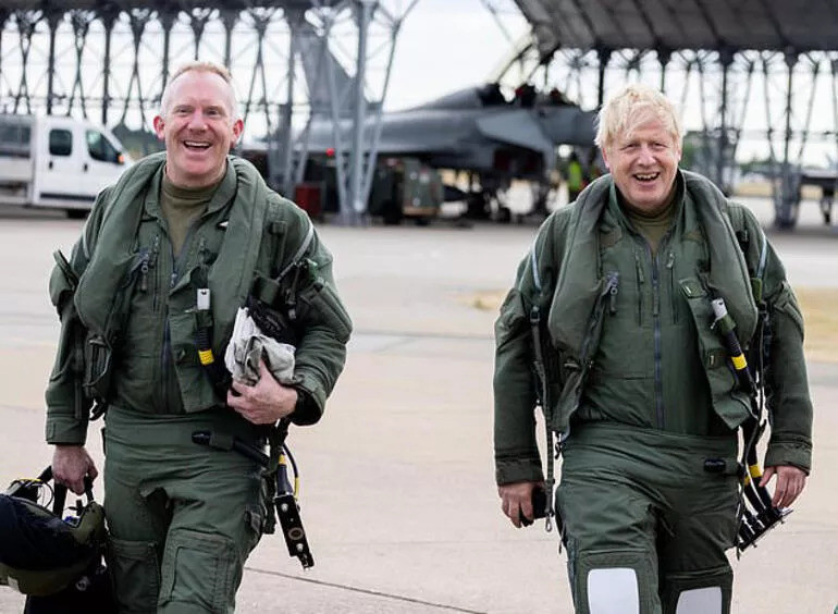 Sosyal medya bunu konuşuyor: Johnson savaş uçağı koltuğunda!