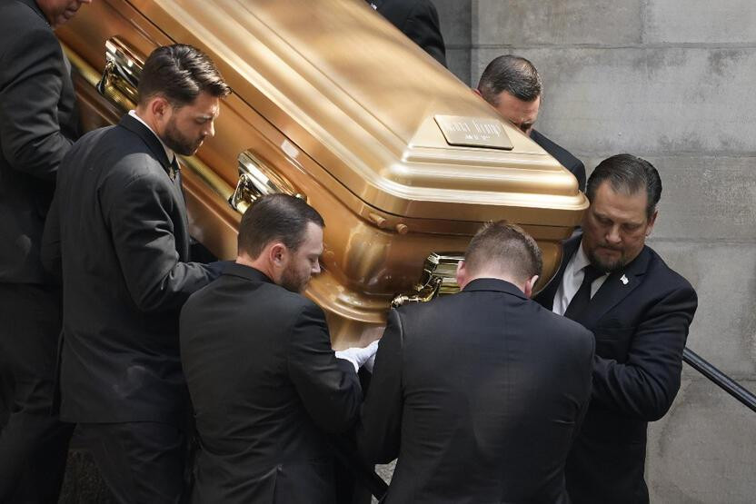 Şok iddia: Trump eski eşinin cenazesinden vergi kaçırıyor!