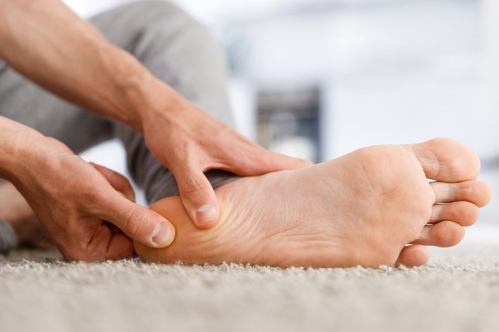 B12 eksikliğinin işareti: Ayaklarınızda ortaya çıkan bu hisse dikkat!
